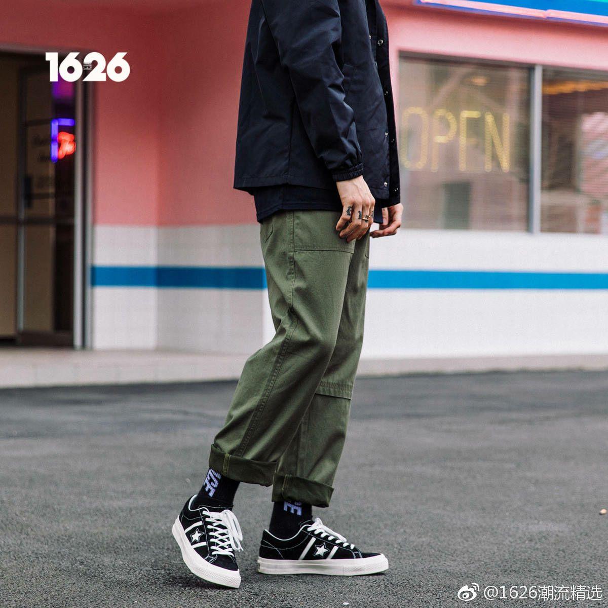 女生军绿色工装裤黑色高帮帆布鞋搭配什么上衣好看