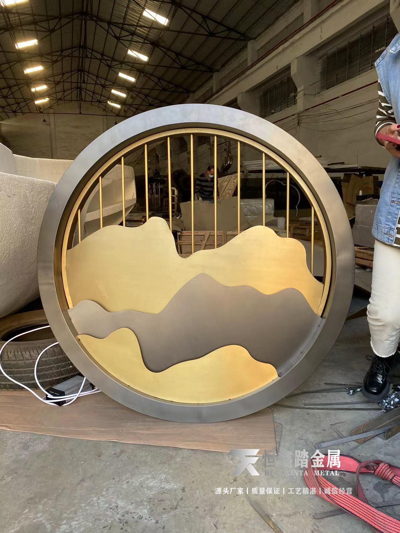 不锈钢假山造型屏风双色不锈钢圆形山峦屏风酒店会所圆形墙洞隔断