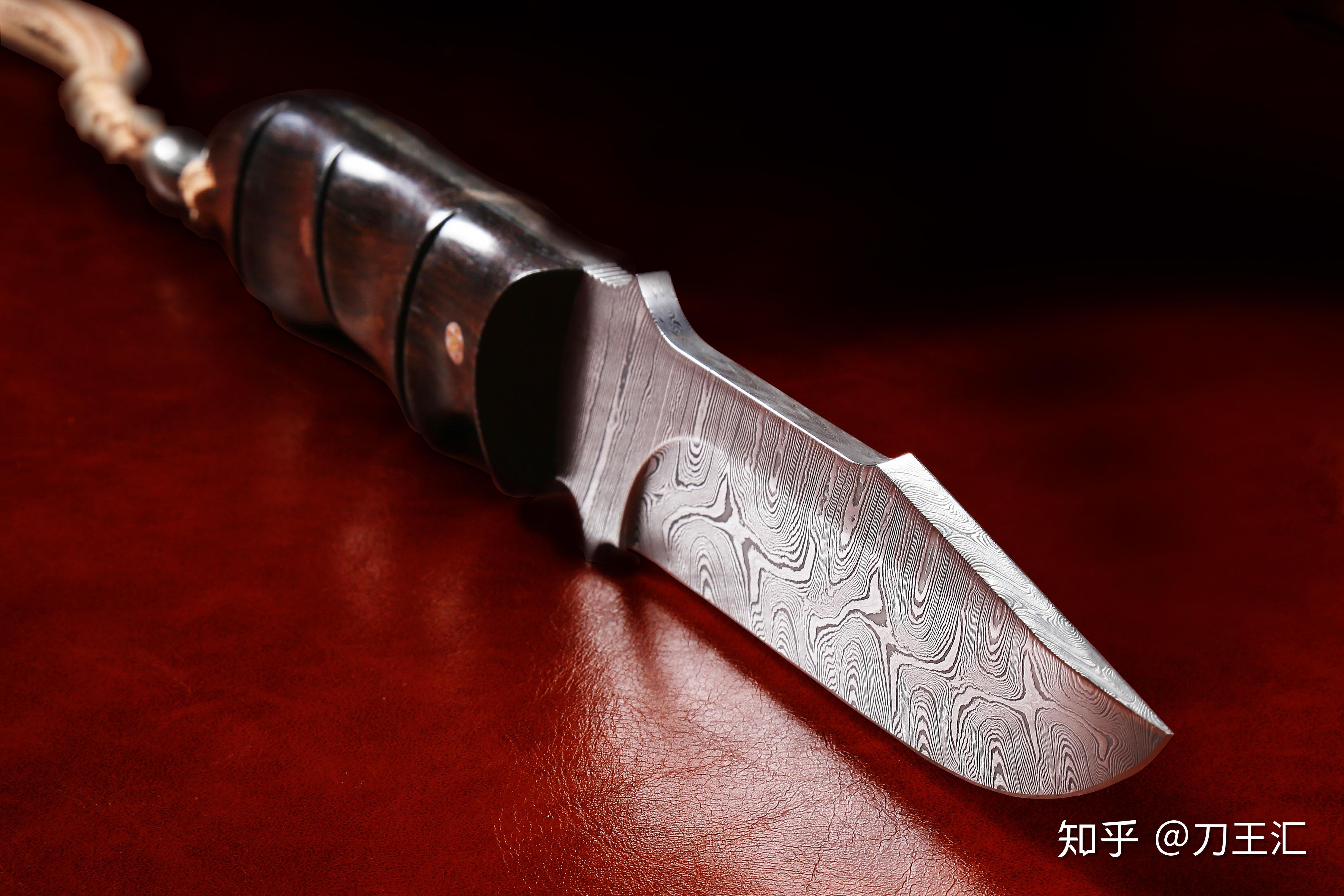 正如长风猎刀,宽刃厚背,气势雄浑,造型虽然朴实低调,不主进攻,然而