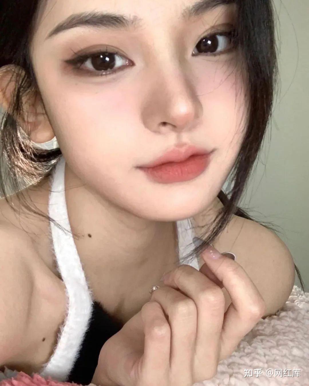 国产网红角色卡,魅惑眼神,精致五官,百变风格,吸粉超300万 - 知乎