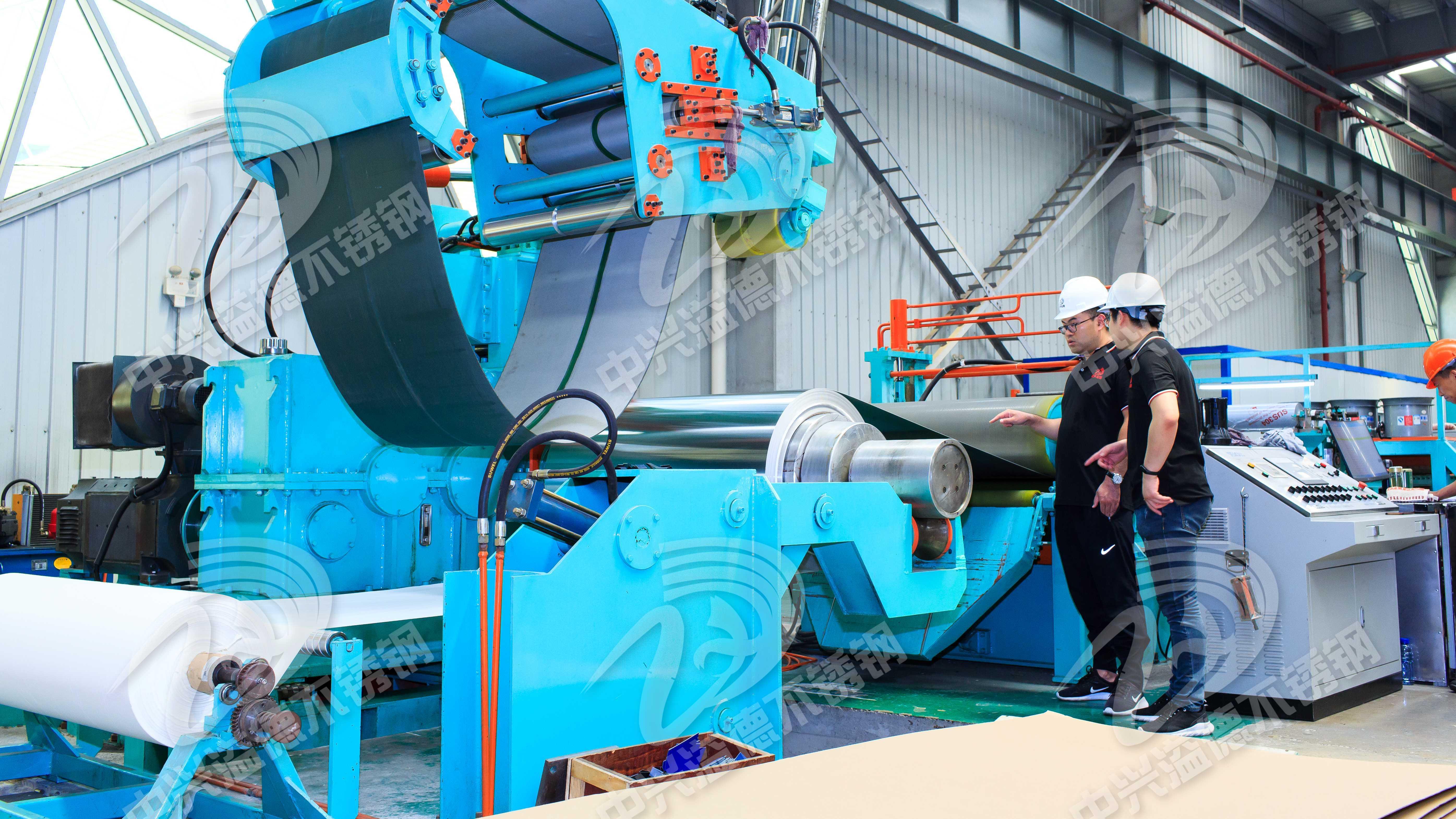 卷钢升速太快,轧制压力突然增加,以及在轧制过程中发现裂纹未及时换辊