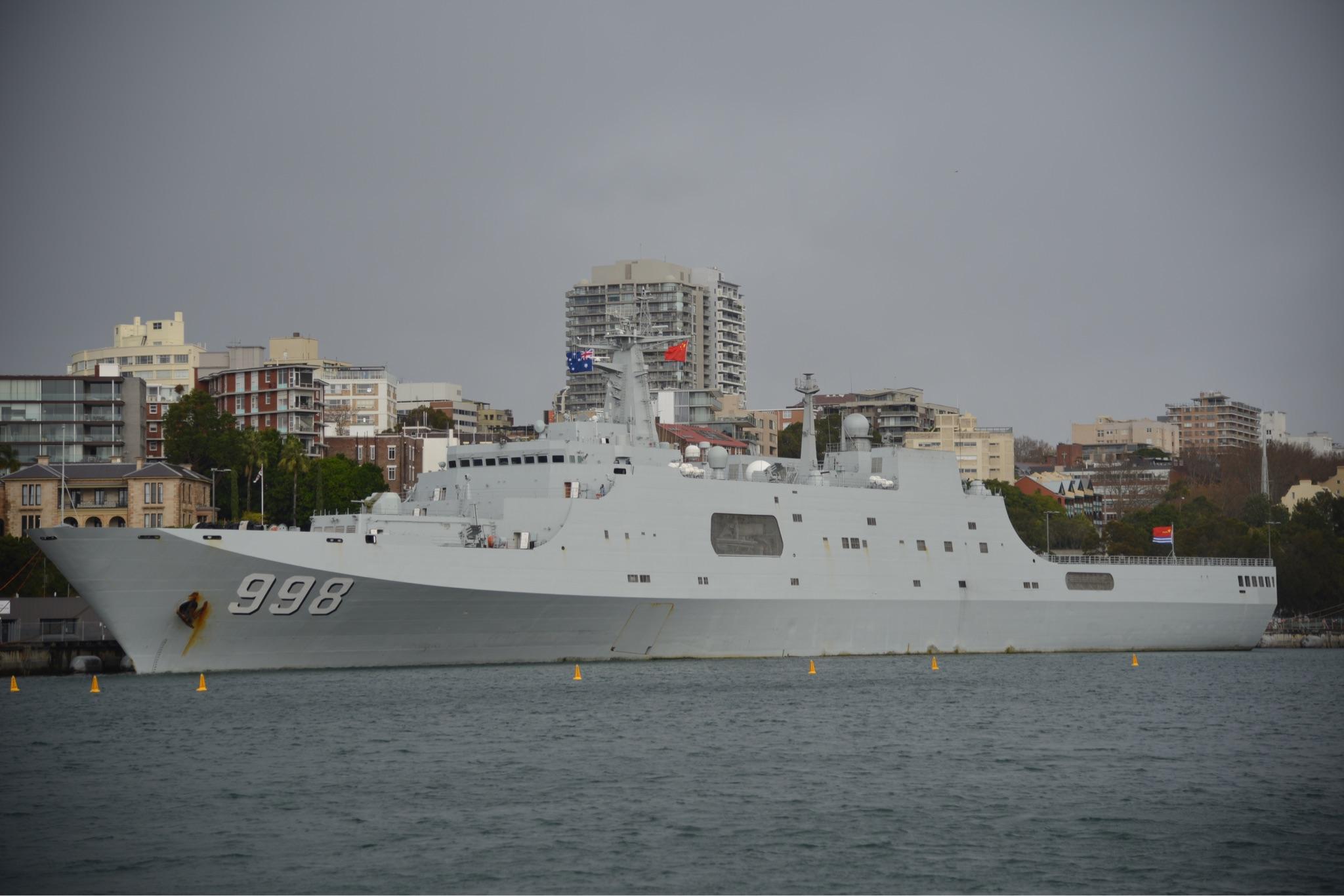 路人向站岗士兵敬礼会发生什么