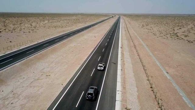 在中国体验最孤独的旅程自驾开车去新疆走最苍凉的g7高速