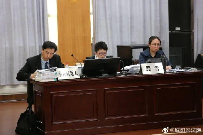 图/城阳区法院微博原告起诉状显示,驱走陈世峰后,两人共同外出,但因不
