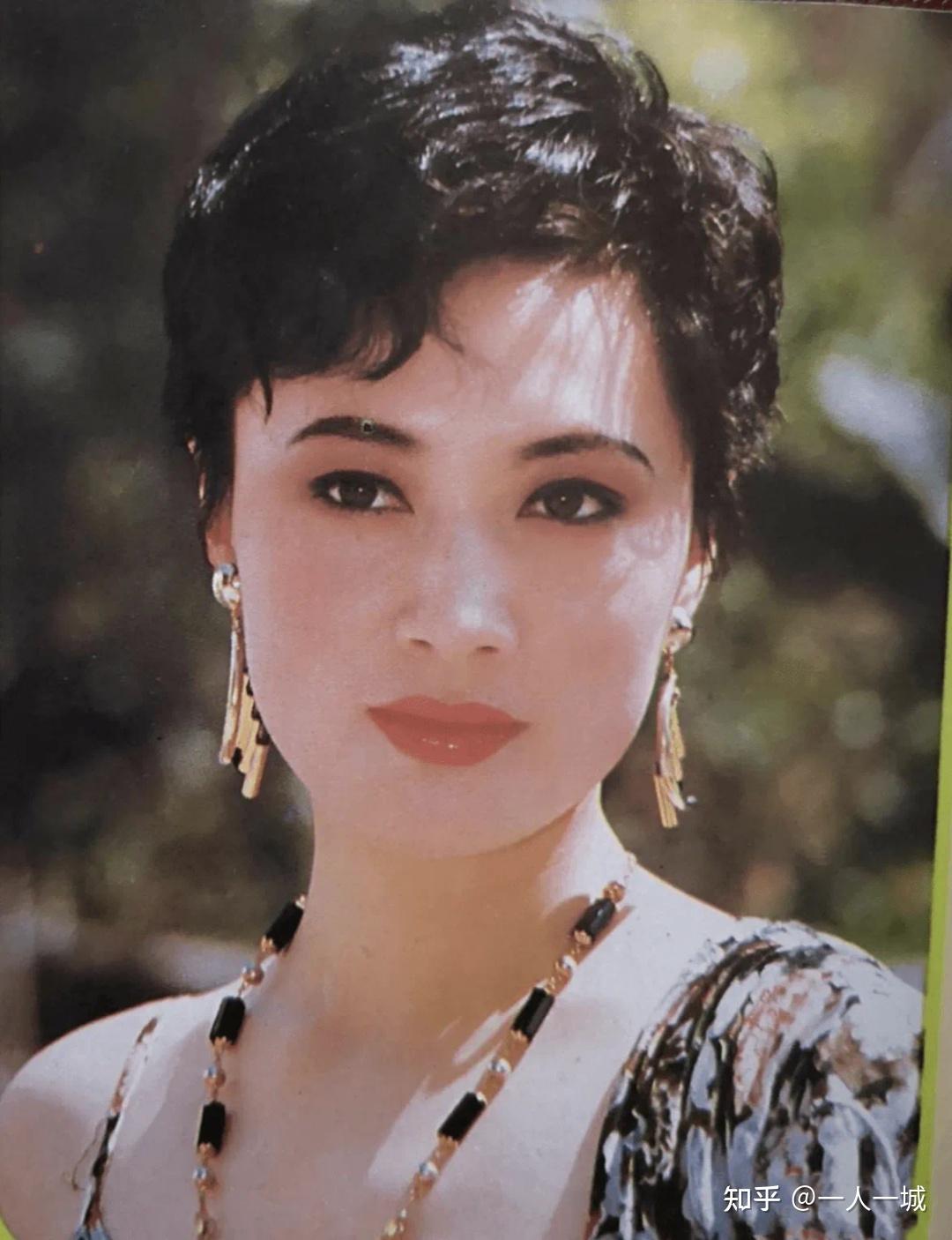 她是红极一时的挂历女神退出内娱30年一回归就翻红和范伟飙戏神级演技