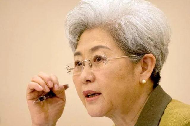 显然,这很肤浅.外交女神傅莹,年轻时的模样被称为低配版刘雯.