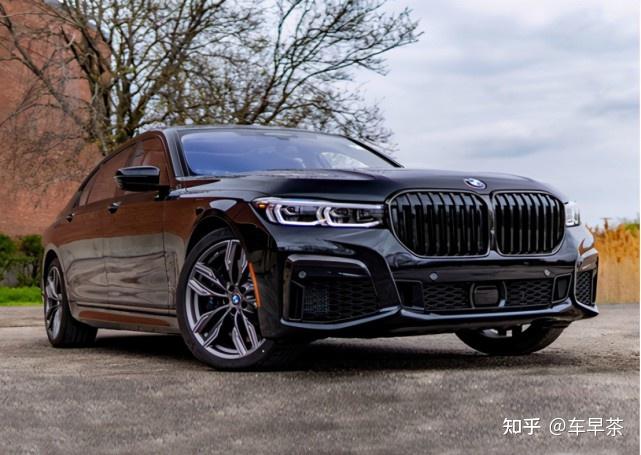 最近海外媒体曝光了一组新款宝马m760i实车现身街头的照片,全车黑化