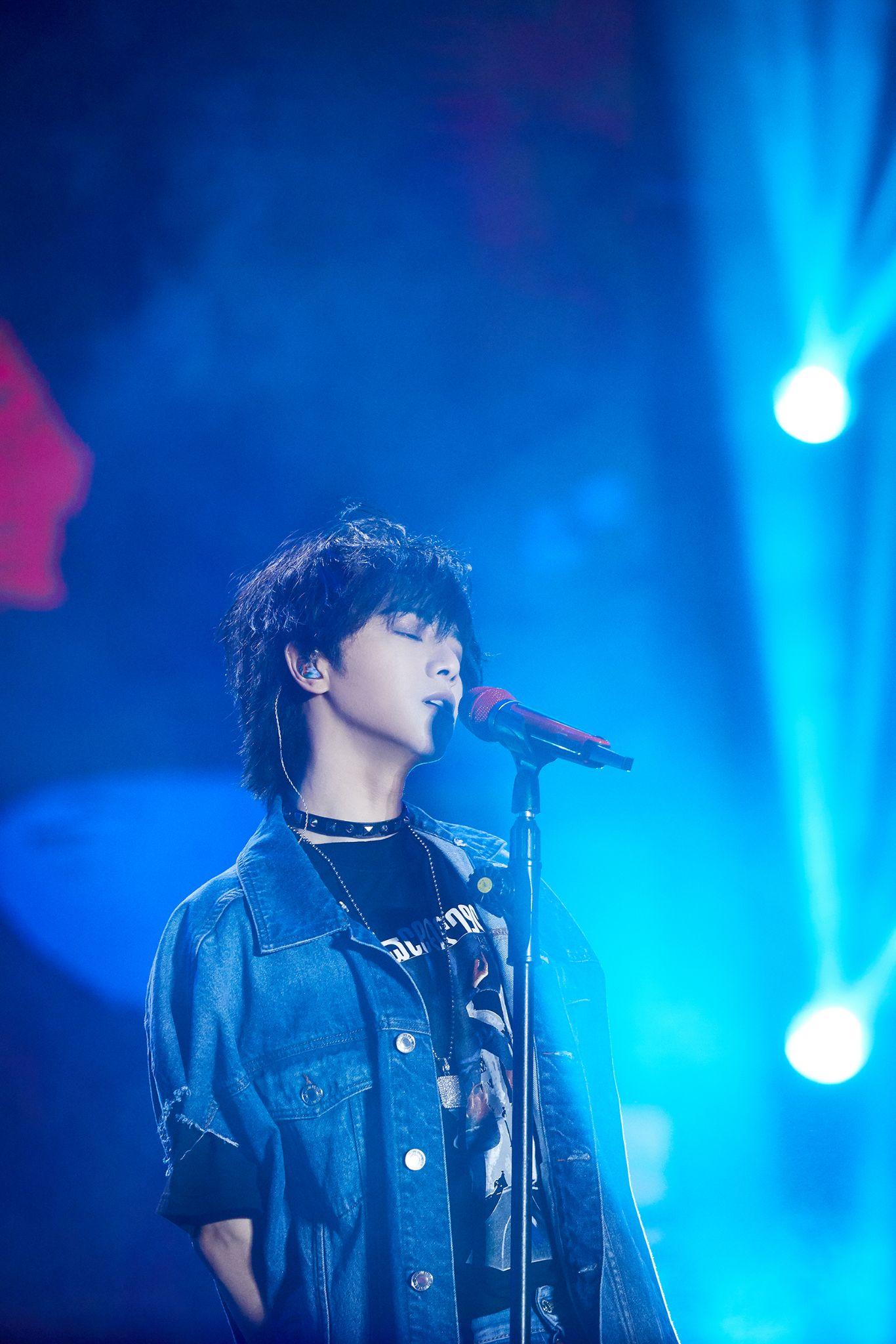 有没有华晨宇类似这样的图啊就是在舞台上唱歌的无水印无水印