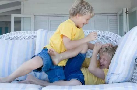 宝宝为什么爱打人 4岁内宝宝打人 你管的不对才是大问题 知乎