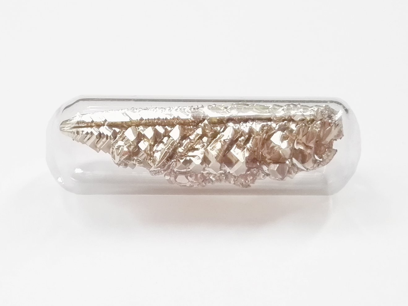 作者自己收藏的钙晶体虽然生活中我们见不到金属钙单质,但是钙元素的