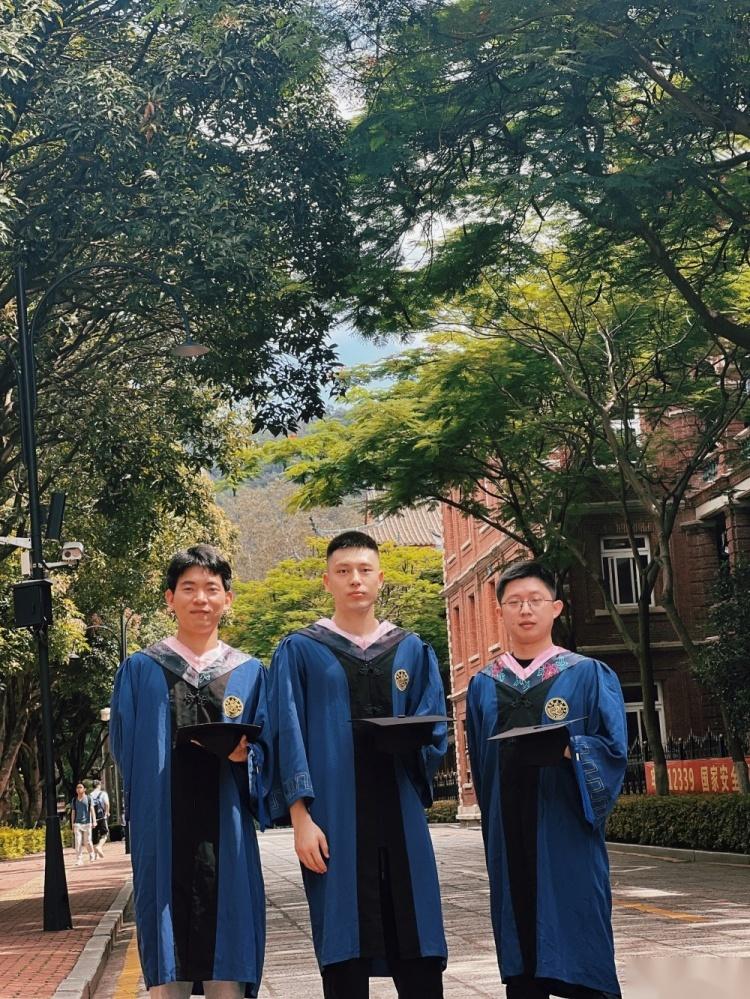 袁堂文发博晒厦门大学毕业照:陆止于此 海始于斯 - 知乎