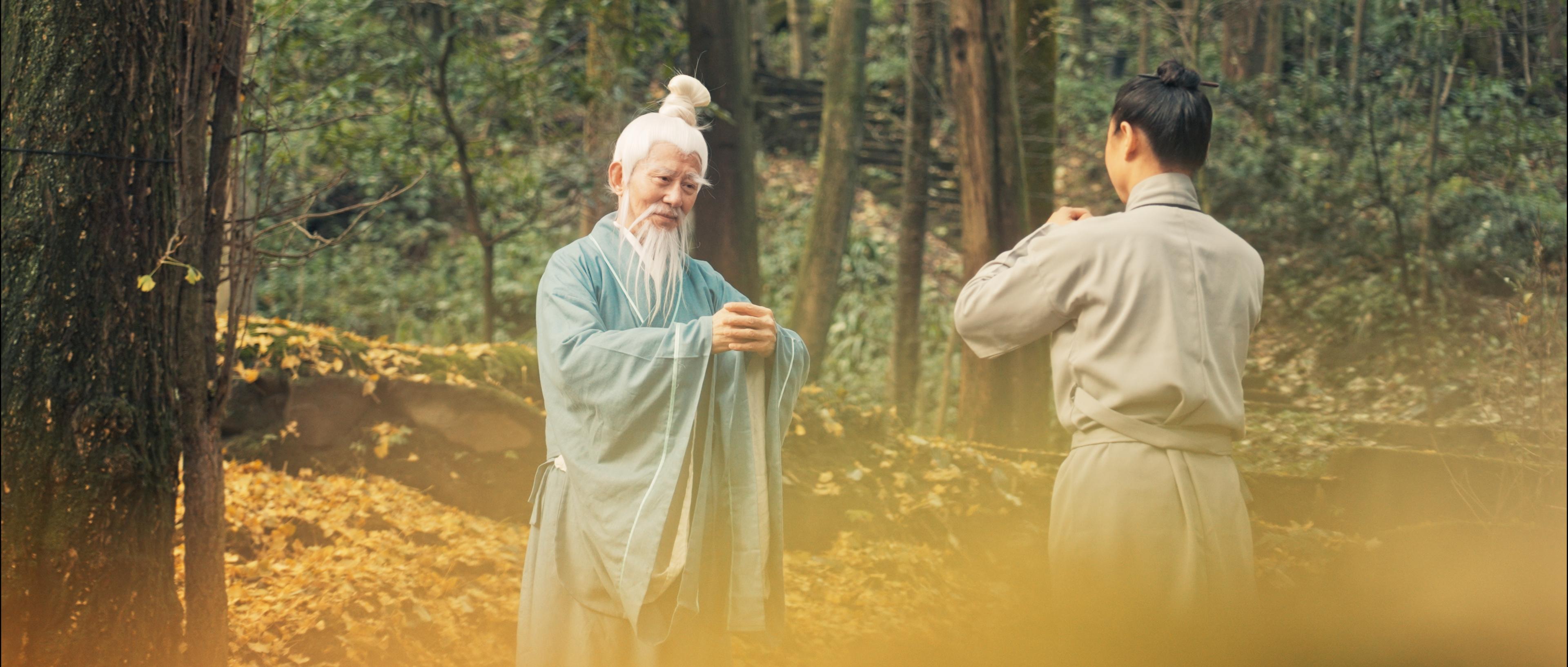 在配天师张道陵段落时,镜头画面展示的场景是仙风道骨,白发苍苍的张