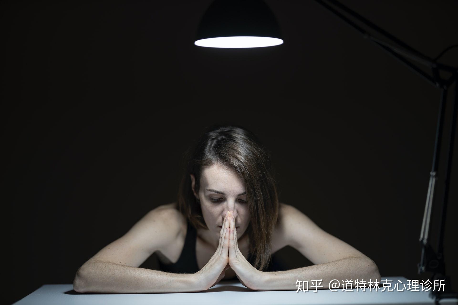 我们会看到主人公的挣扎,痛苦,却似乎又无法挣脱命运的安排,最终走向