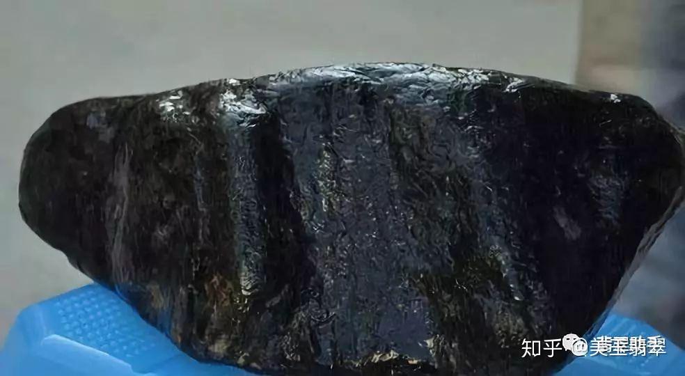 水皮(薄皮)的黑乌砂亦较常见,特征为皮薄如蝉翼,无砂,摸之爽滑不刮手
