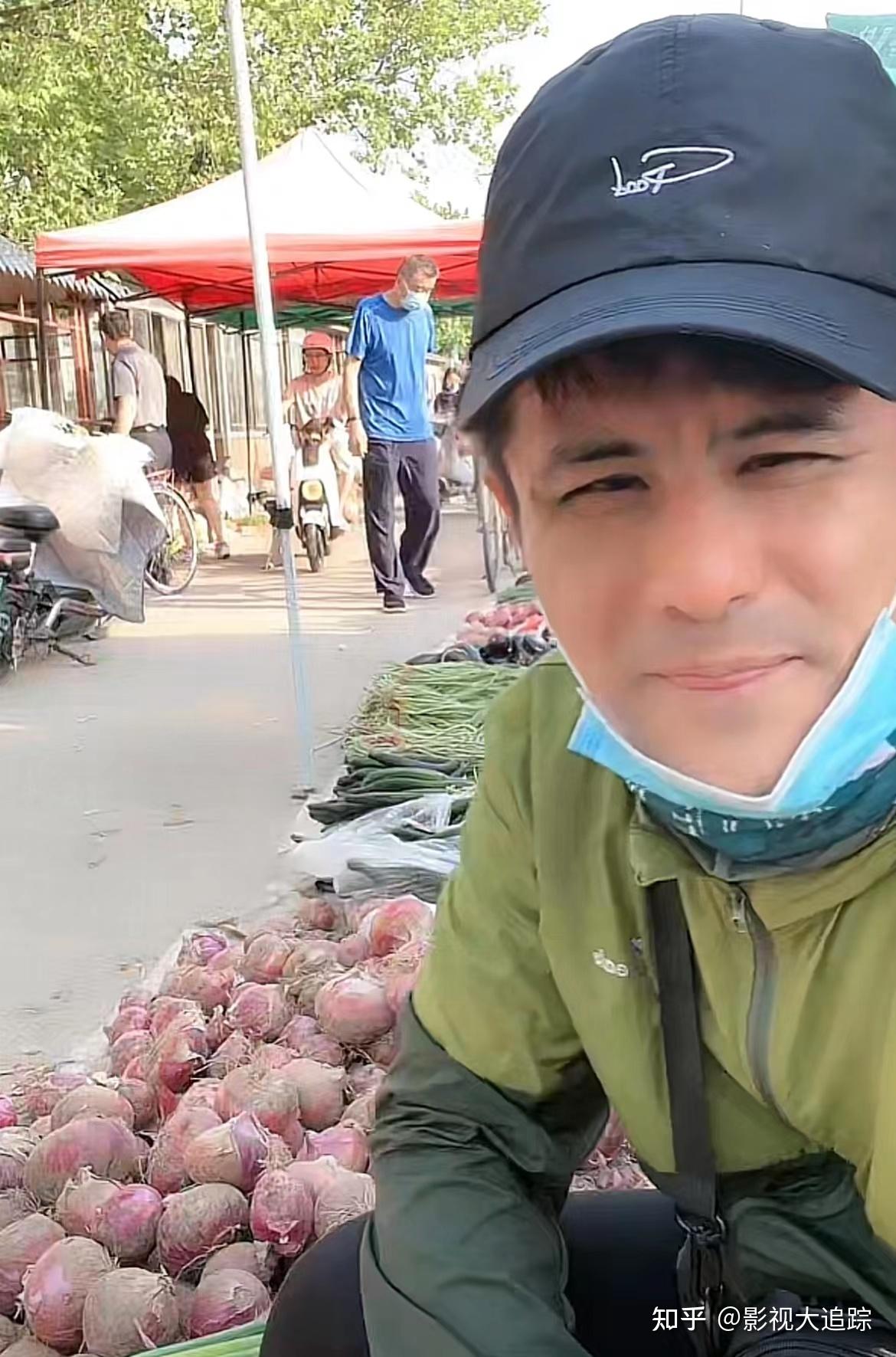 星光大道冠军摆摊卖菜!挥霍千万资产负债上百万,街头叫卖无人识