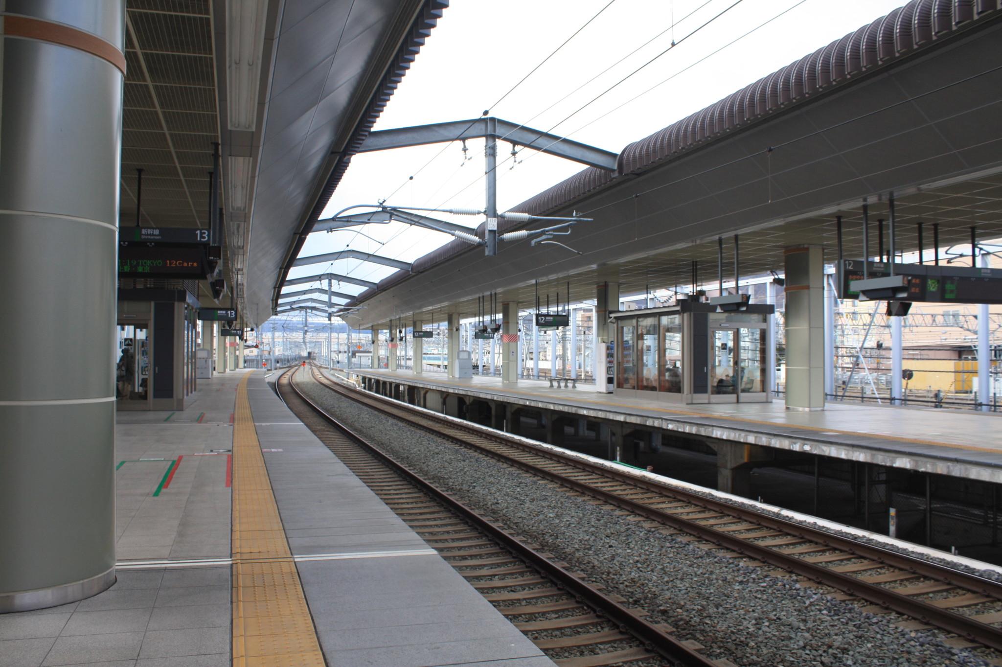 为什么我国部分的高级别高速铁路场站岛式站台不设置躲避空间