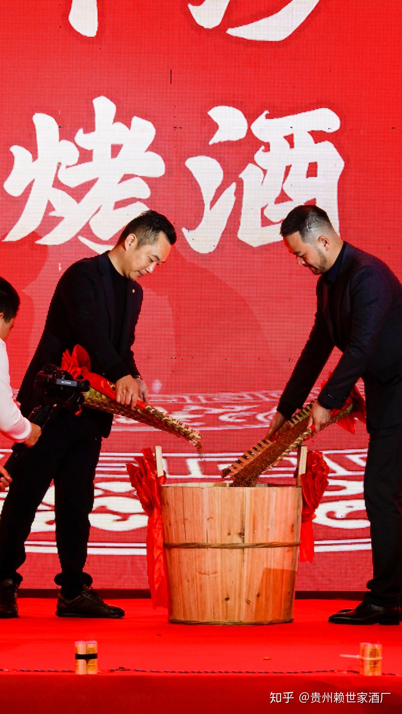 在主持人邀请下,董事长赖天鹏和总经理王雷走上舞台,一起完成开酿仪式