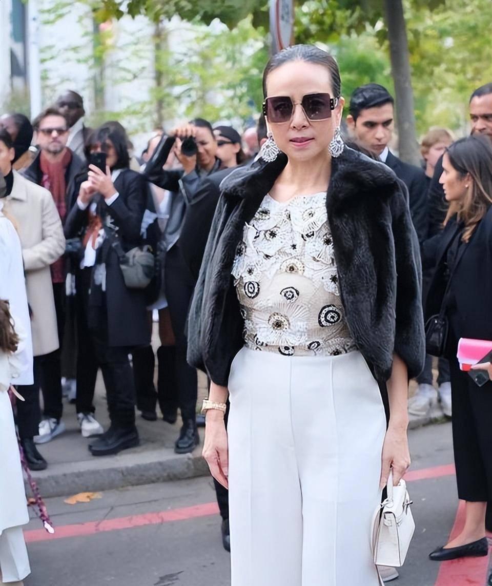 国外华裔女子才是真名媛在爱马仕秀场真美早就实现爱马仕自由