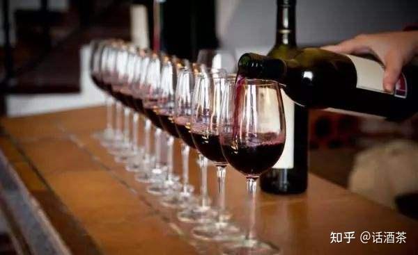 餐桌礼仪丨教你酒桌上怎么给领导、长辈倒酒 - 知乎