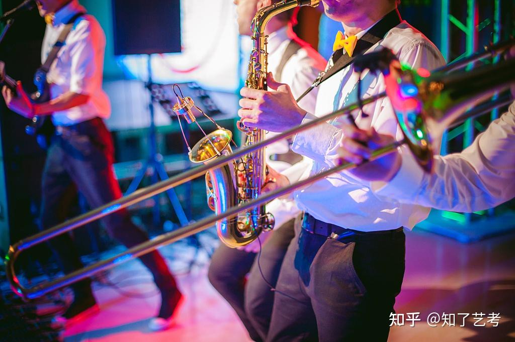 尤其是在编曲上,很多流行歌曲都采用爵士乐队伴奏;在节拍上,广泛采用2