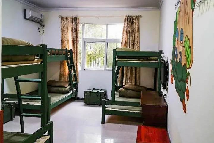 经典上下铺简约卧房卫浴设施齐全房间排布布置红色知识讲解,设身处地