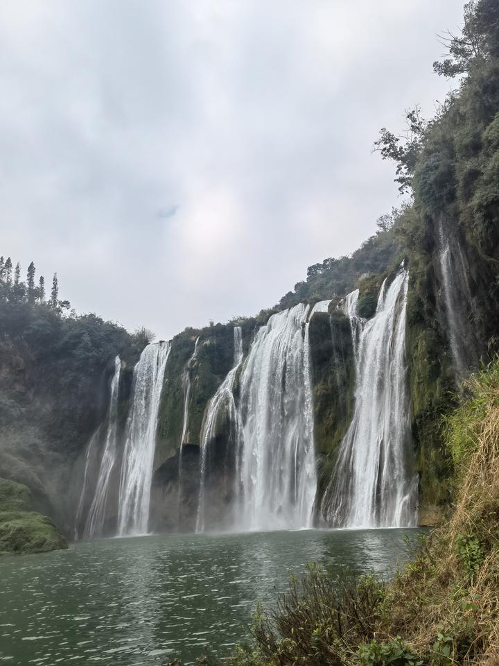 九龍瀑布群層層疊疊向下奔湧而來壯觀景象讓我們既意外又驚喜