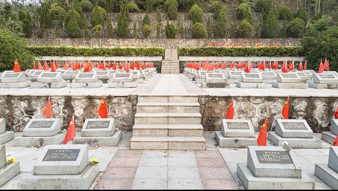 清明前夕 到防城城北烈士陵园上香 致敬我们最敬爱的人