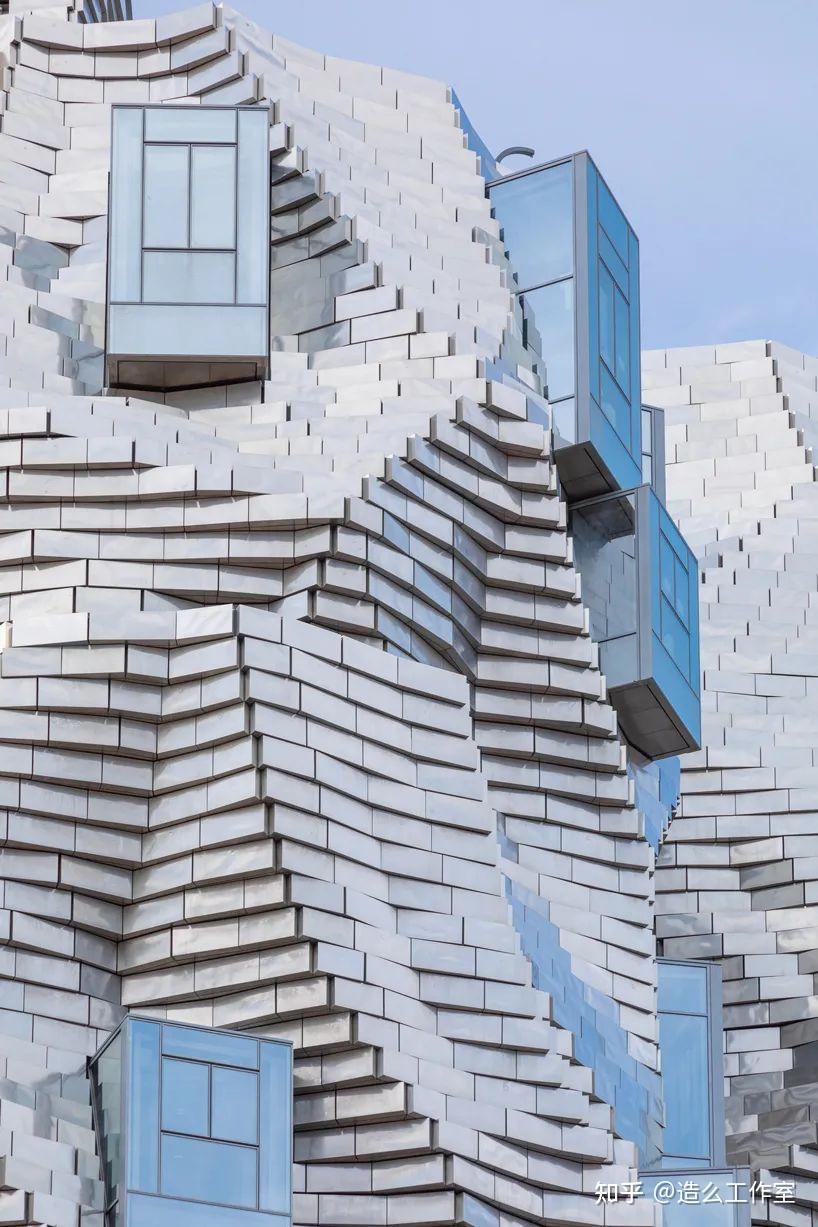 解构主义建筑大师frankgehry新作在梵高之城用11000片不锈钢扭了个