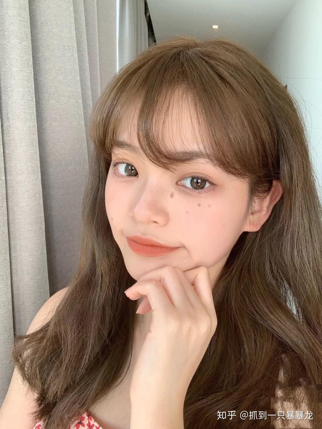 18岁女大学生适合染什么颜色的头发?能盖住白头发的那种发色哦!