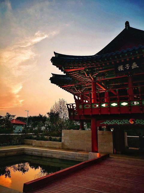 燕子楼空,佳人何在,空锁楼中燕.