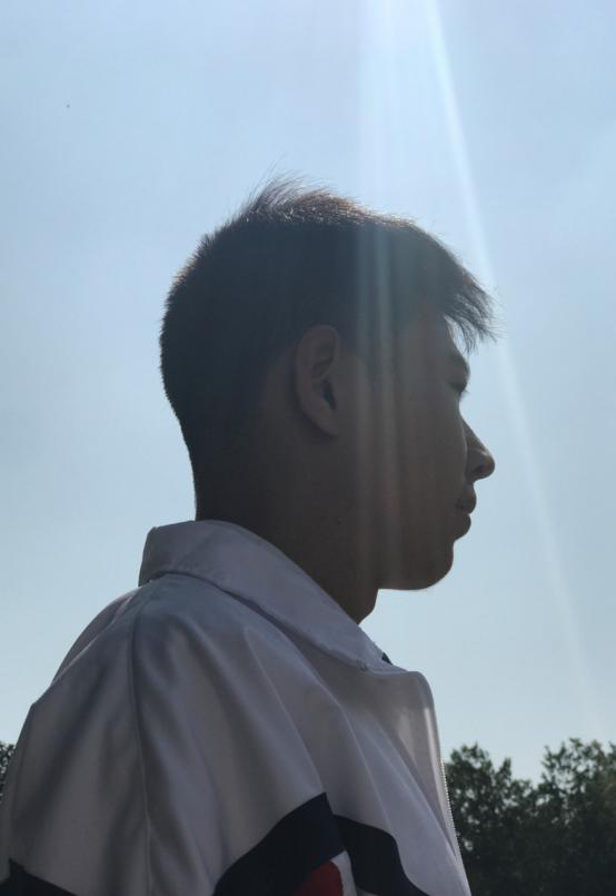 人物的脸部是比较暗的,当然如果是逆光会更好,更加能凸显人物侧脸的