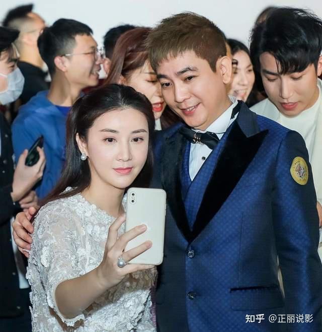 实际上低调的伍燕早就结婚了,她的老公是中山市一名叫何金松的富商