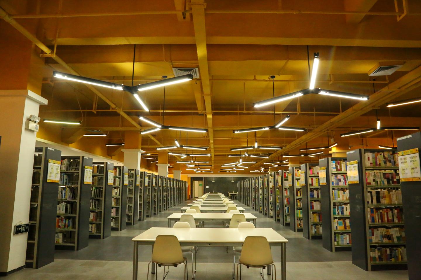 东莞城市学完图书馆阅读区完成升级改造