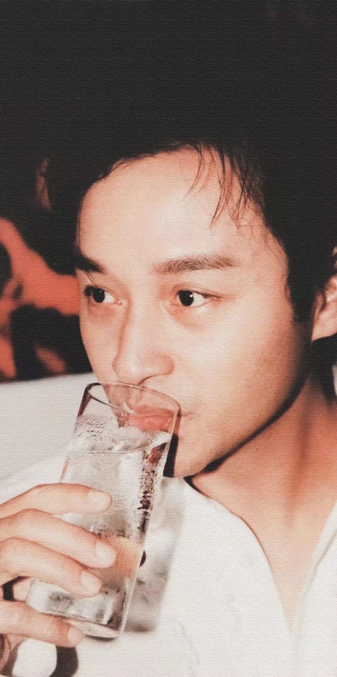 可以给我推荐一张张国荣先生的照片吗?