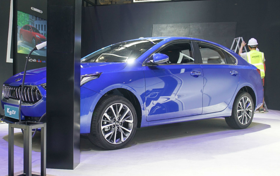 起亚携k3新能源现身广州车展采用全新设计语言高颜一如既往