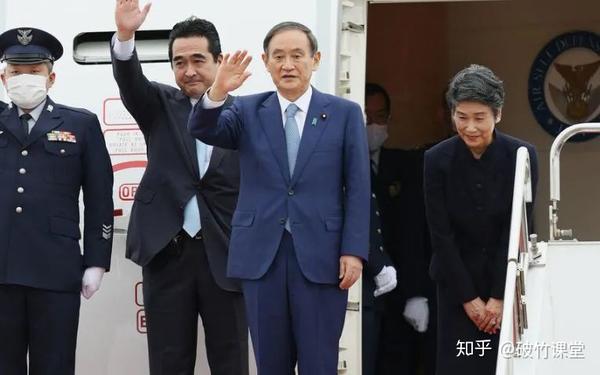 18日下午,日本首相菅義偉攜