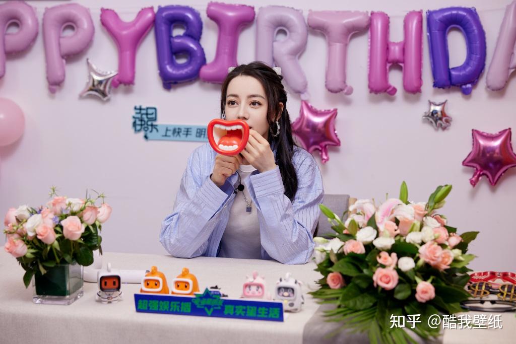 迪麗熱巴生日照,甜美俏皮秒變軟妹子,大冪冪暖心送祝福