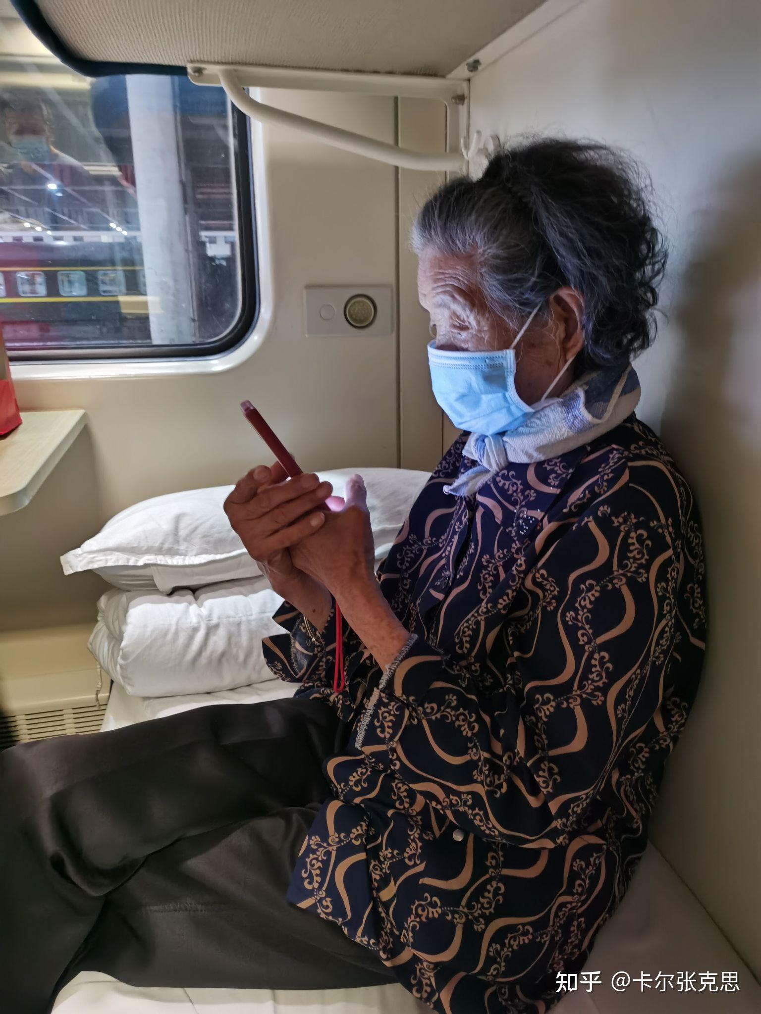 10 万老人每天上网超 10 小时,「网瘾老人」愁坏儿女,暴露了哪些问题?