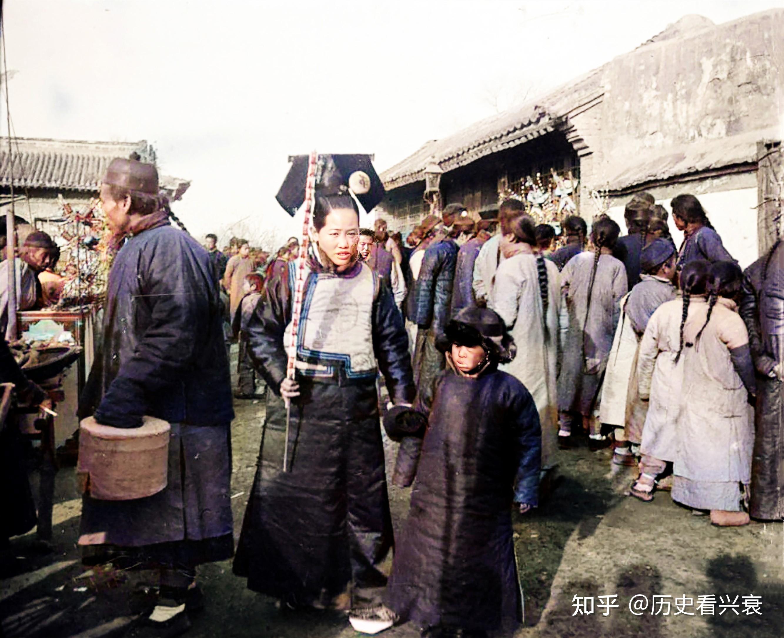 老照片:清朝时期的女子,在北京紫禁城进行阅兵仪式的八国联军 