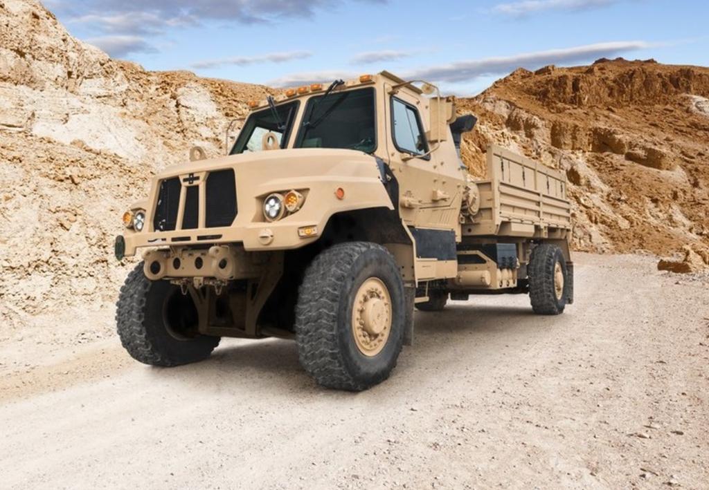 标准斯太尔风格的fmtv中型战术卡车18年新款成了美式猪鼻长头车