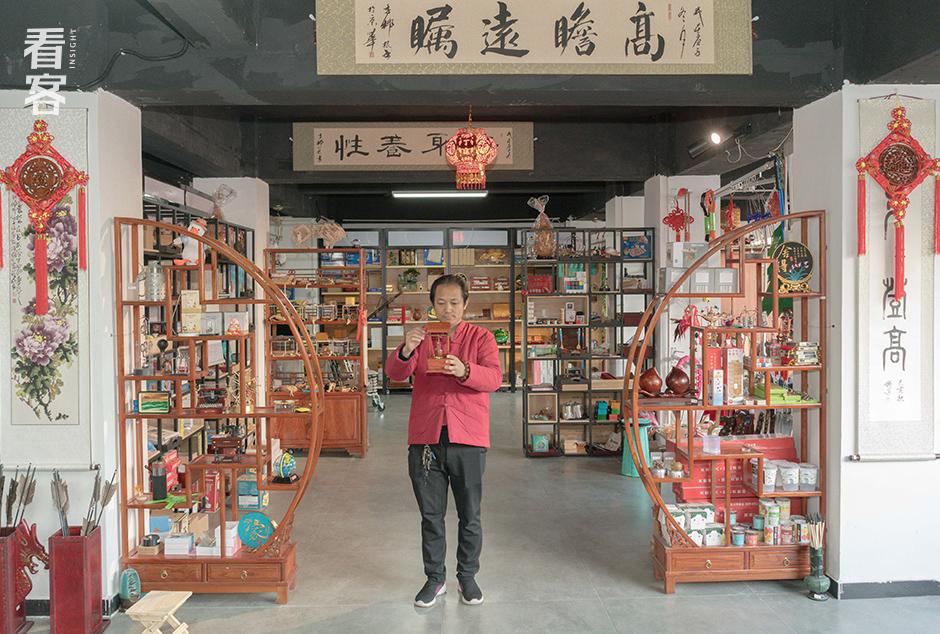 中国第一家老年玩具店当老年人玩起玩具在座各位都不太行