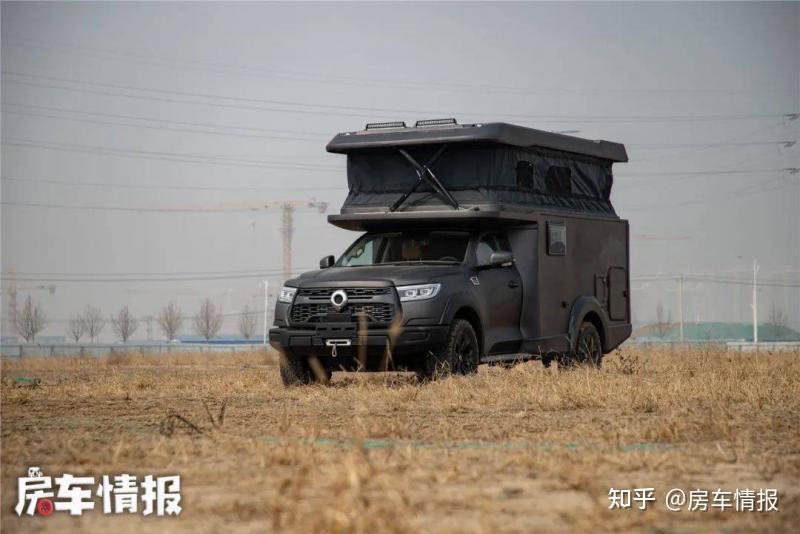 实拍首款长城炮升顶房车,车高2.2米能进城,零下35度住得也舒服