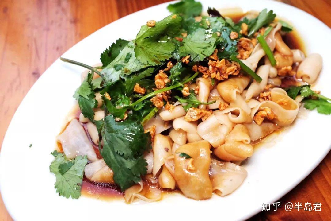 胖嫂家的白切鸭,不腥不臊,肉质纤维细嫩,鸭皮薄脂肪少.