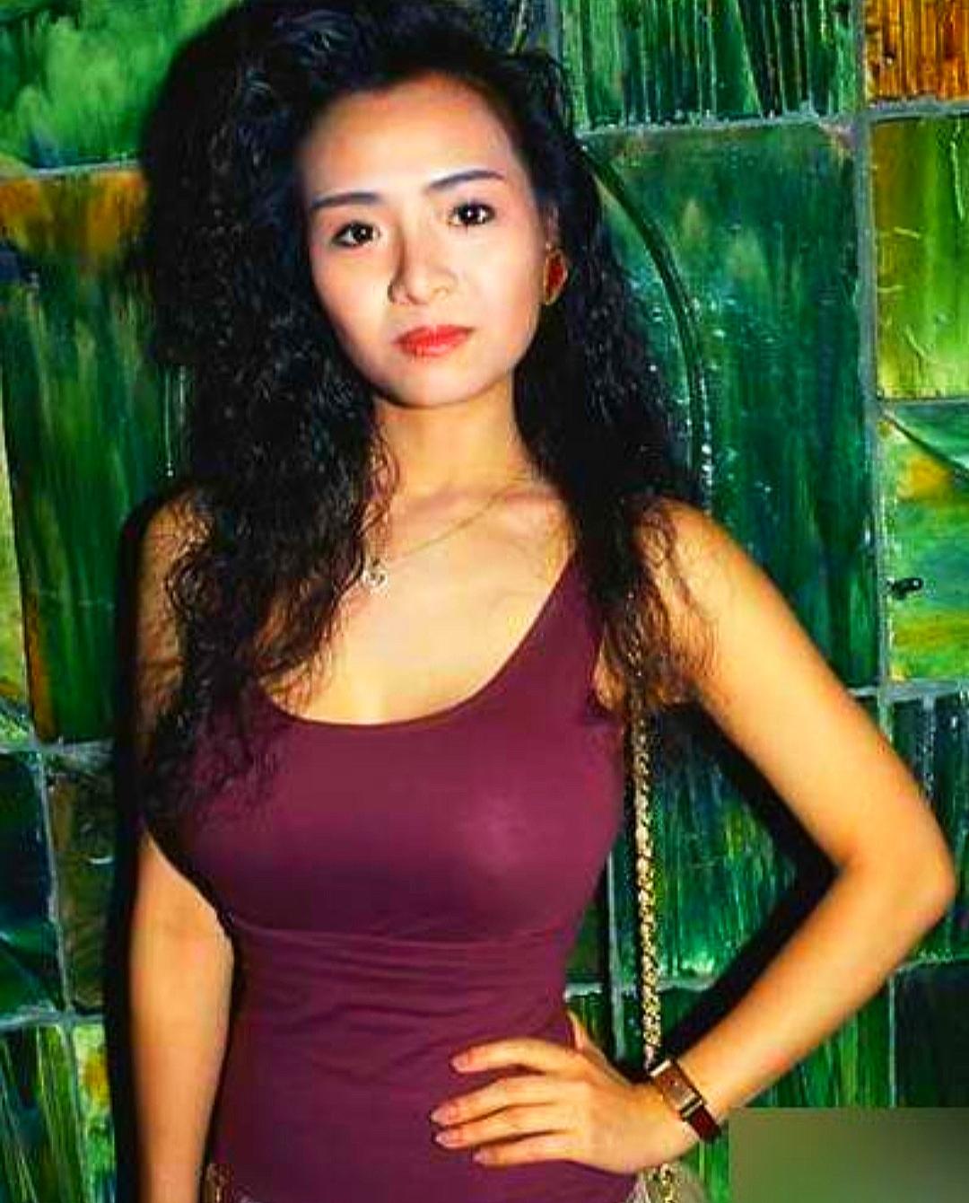 她曾因性感身材和香艳片红极一时息影28年如今58岁现超市被拍