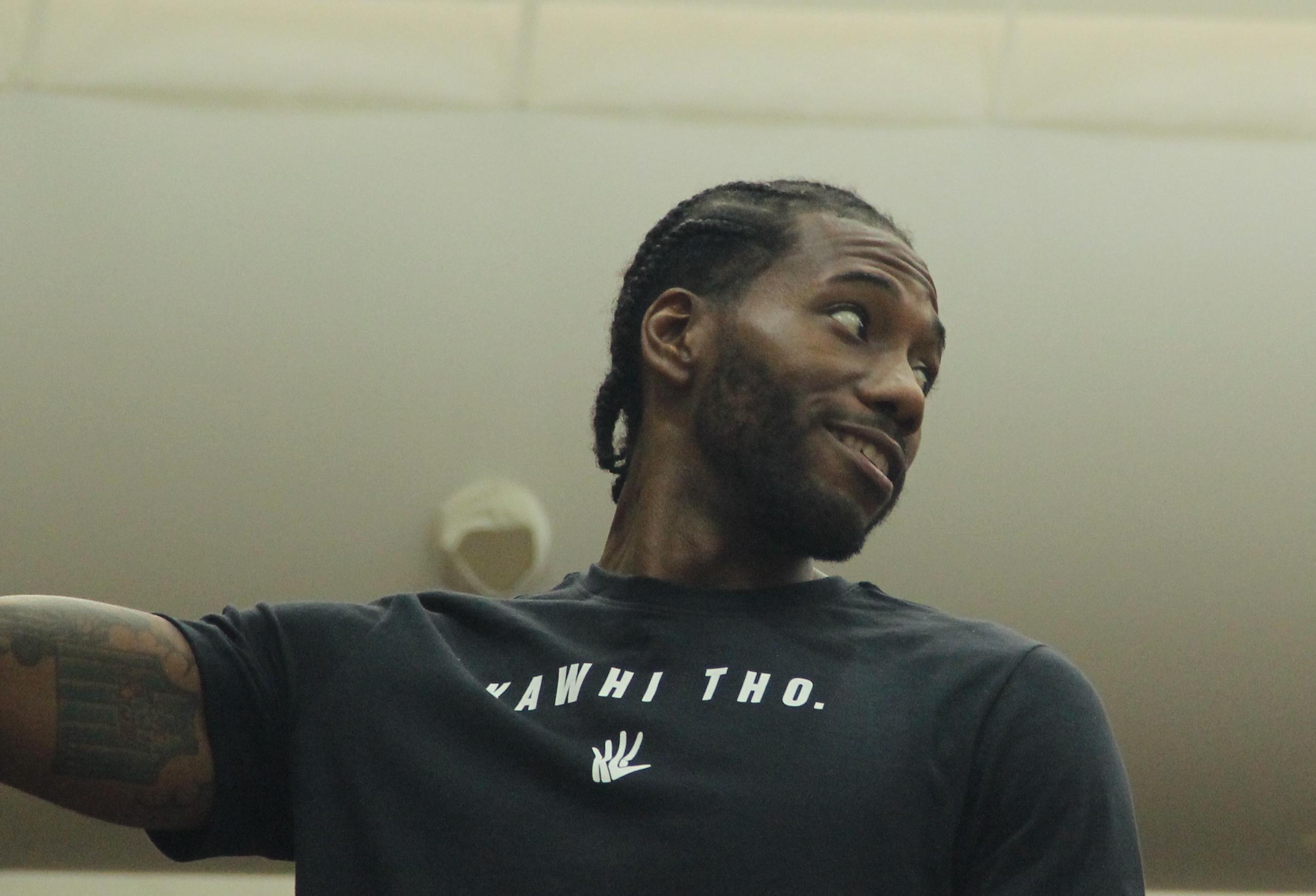 伦纳德笑了而且成功解锁了15种不同围笑姿势