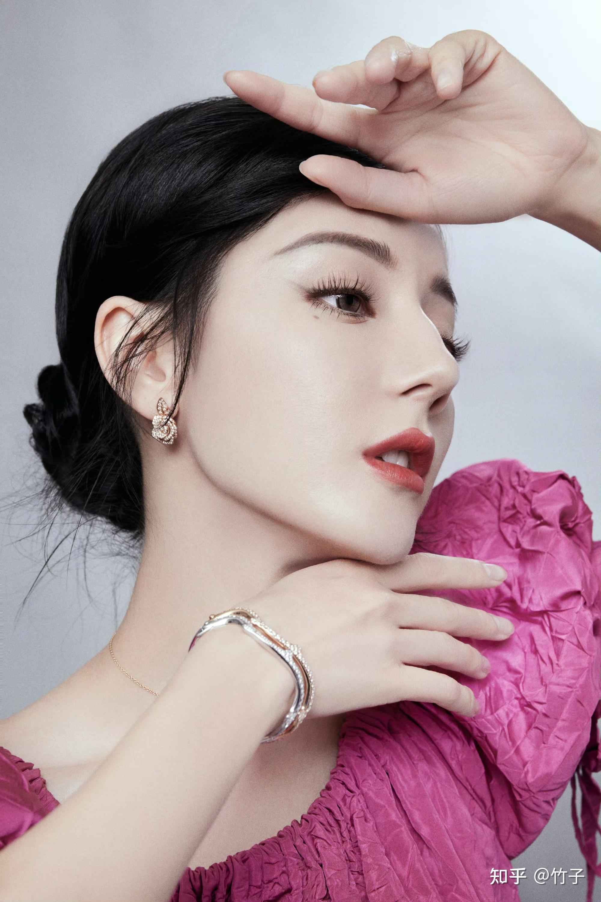 迪丽最新热巴火龙果色公主裙美照分享, 举手回眸间都暗藏着美啊!