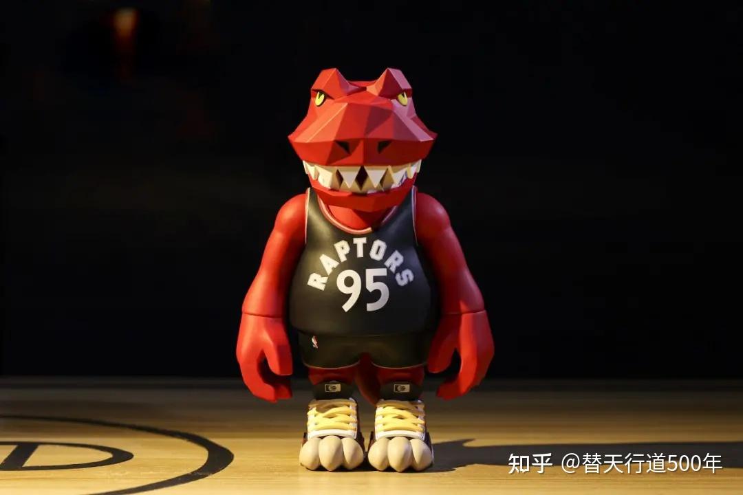 哪怕是被设计成周边,raptor的形象也远比其他球队的吉祥物来得彪悍.