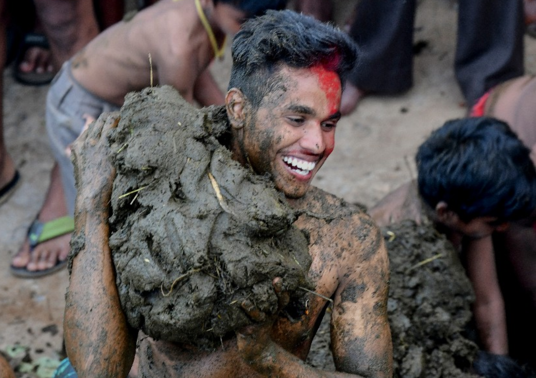 印度上千村民互扔牛粪送祝福,为什么印度会有如此深厚的「牛粪情怀」?