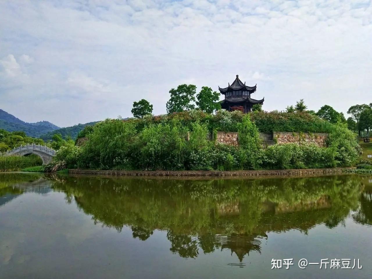 我的家乡安徽宣城是一个风景秀丽,景色宜人的城市,古有诗仙李白写过: