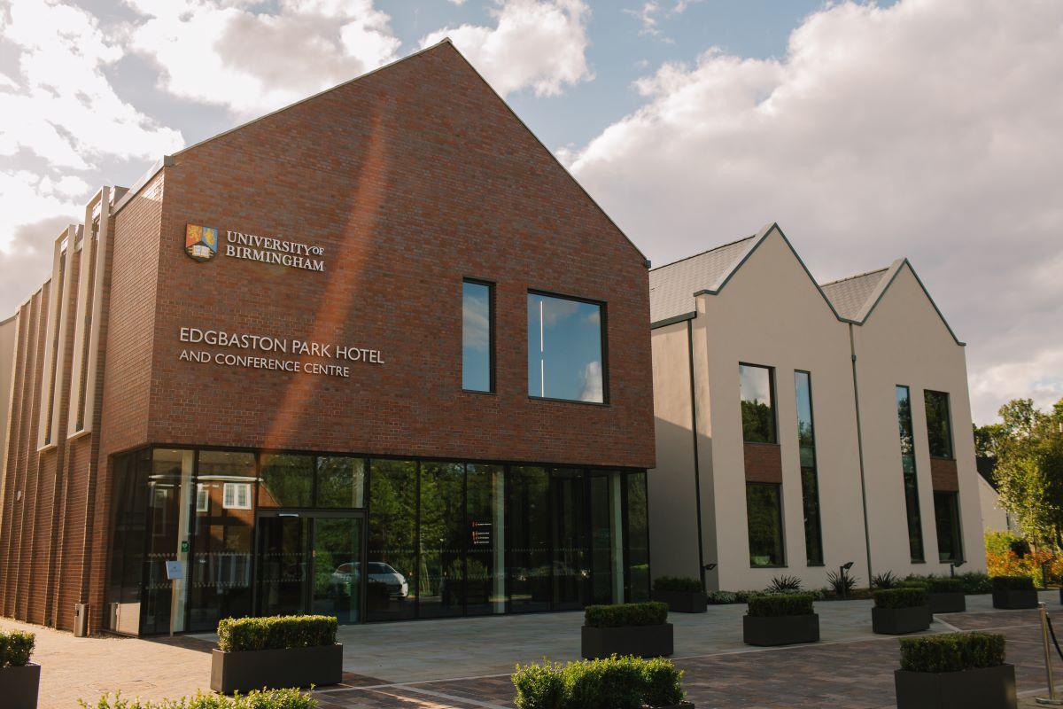 17 人赞同了该文章 伯明翰大学商学院的申请量一直都不小,每年最早